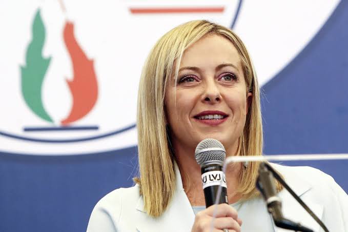 El gobierno de Meloni expulsa de Italia a más de 1000 inmigrantes ilegales y prohibirá cualquier inversión de George Soros en su país.