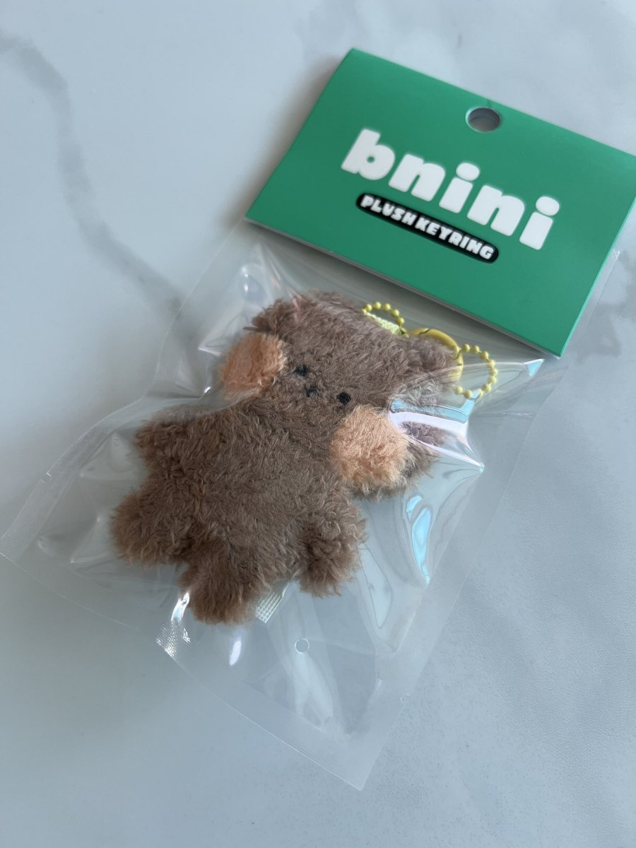 RT) 김희쿠시 생일 기념 브니니 키링 나눔합니다💙🐻‍❄️🤍
리트윗 추첨 1분 뽑아요! 생카 들고다니실 수 있게 이번주 일요일까지 받아서 월요일날 발표해요! 

4빠 선생님들 모십니다 알계x 
소소하게 인쇄폴라랑 희민수 향수 소분 쪼끔 넣어드려요!