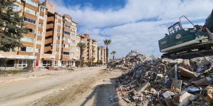 Hem müteahhit hem doktor hem eğitimci: Özat ailesinin binalarında yüzlerce insan öldü.Müteahhit Mehmet Özat’ın yaptığı ve depremde çöken Emlakbank ve Özat  konutlarındaki altı binada 370 kişi hayatını kaybetti.
Özat Ailesi Asrın Felaketinden Sonra Sırra Kadem Bastı.