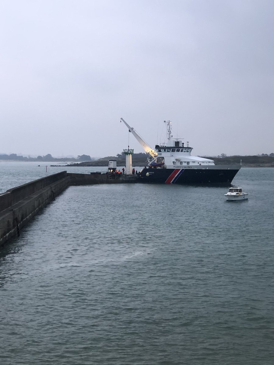 HumbertSara's tweet photo. À #Sibiril ce matin, le phare de Moguériec, un Eiffel, devrait être reposé sur sa jetée. Il s’agit de la deuxième tentative, la houle complique un peu les choses
@OuestFrance29 https://t.co/sVWQlahv3q