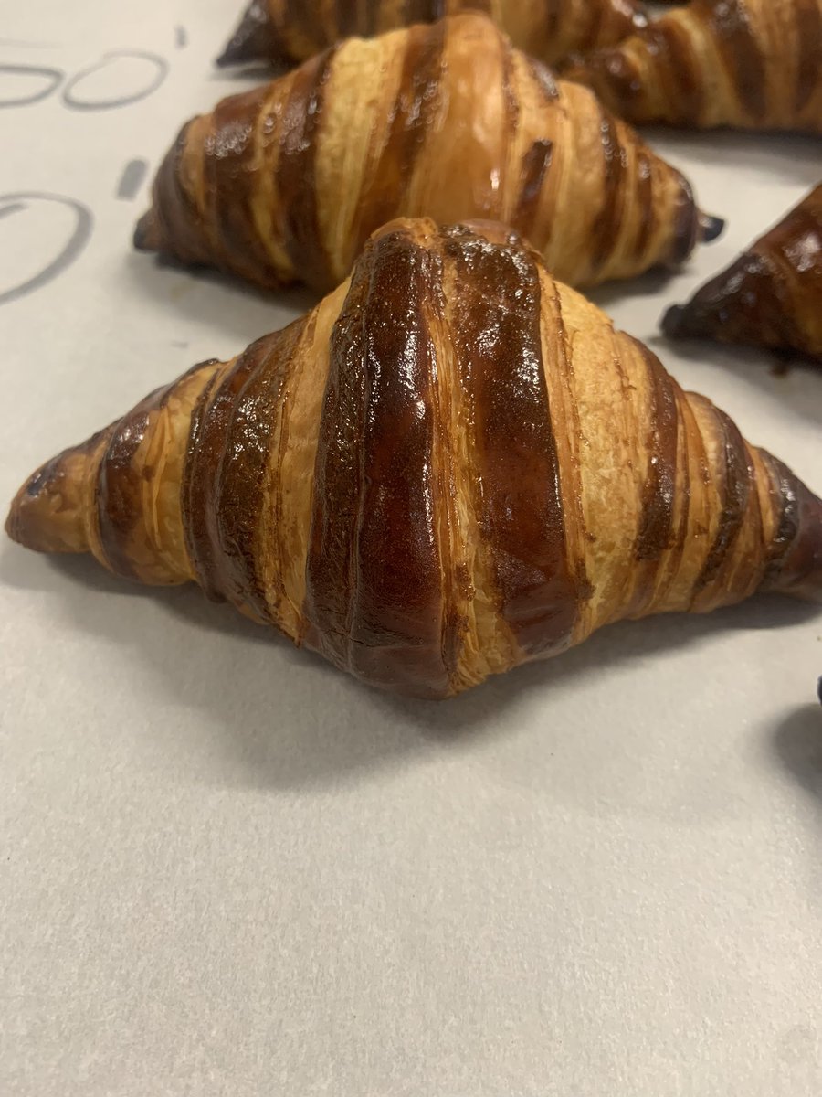 juancmo8's tweet photo. @CEOPAN1 @educacionmlg @fpandaluza Distintos tiempos de fermentación, con distintos resultados #CursoEspecializacionPanaderíaBolleríaArtesana #Cepba #Churriana #IesJacaranda #Málaga https://t.co/1OEMBz43Qk