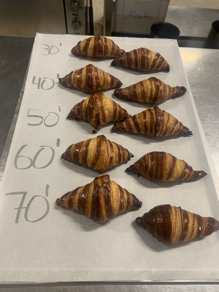 juancmo8's tweet photo. @CEOPAN1 @educacionmlg @fpandaluza Distintos tiempos de fermentación, con distintos resultados #CursoEspecializacionPanaderíaBolleríaArtesana #Cepba #Churriana #IesJacaranda #Málaga https://t.co/1OEMBz43Qk