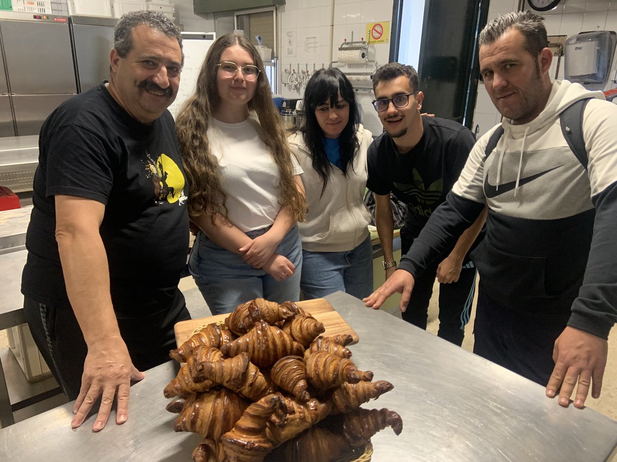 juancmo8's tweet photo. @CEOPAN1 @educacionmlg @fpandaluza Distintos tiempos de fermentación, con distintos resultados #CursoEspecializacionPanaderíaBolleríaArtesana #Cepba #Churriana #IesJacaranda #Málaga https://t.co/1OEMBz43Qk