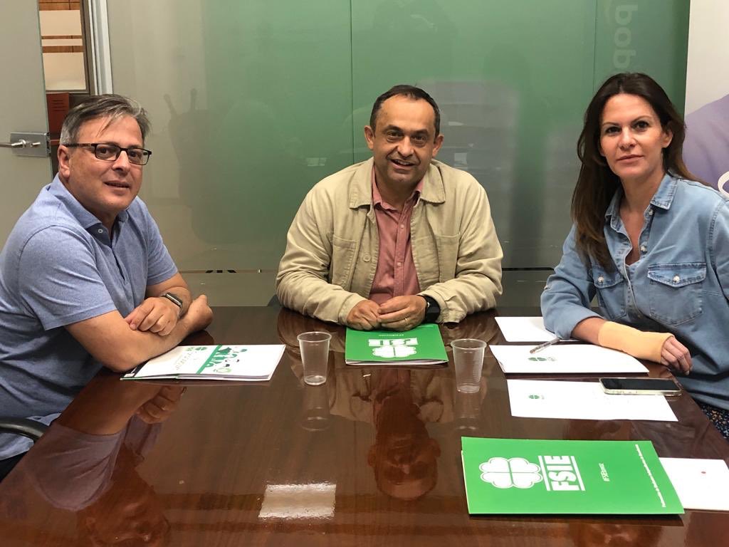 FSIE_CV's tweet photo. ➕ Reuniones 🔛
Ayer el @ppcv 🔵 recibió a @chechugabaldon y a Juan Manuel Martínez miembros de la Secretaría Autonómica de #FSIECV 🍀
Presentamos nuestras propuestas 🗂 antes de las 🗳
@FsieAlicante @FsieCastellon @ValenciaFSIE @fsie_nacional 
#FSIEsiemprecontigo 🍀🍀 https://t.co/Y3oyLw0TT5
