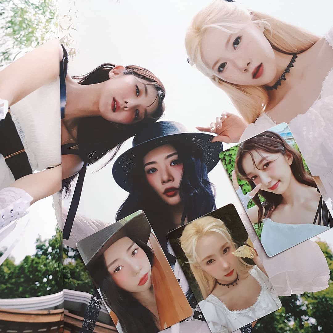 glttrbld's tweet photo. 🌕⠀·  [  GLITTƎЯ𝗕𝗟𝗢𝗢𝗗  ]   袖⠀ #GYUL⠀  :⠀ updɑte   ›   #𝑐𝑙ās𝚜𝕚c·奥義    ˖    #𝖍o𝕣rôr𖤐𝔣il𝚖s   ˒

En la #𝔇𖤍𝑚än𝐬i𖦹n de @azkabault ando, pues me llegaron a casa sus regalitos y chillando ando con toda la merch nueva https://t.co/JXI1xavWZj