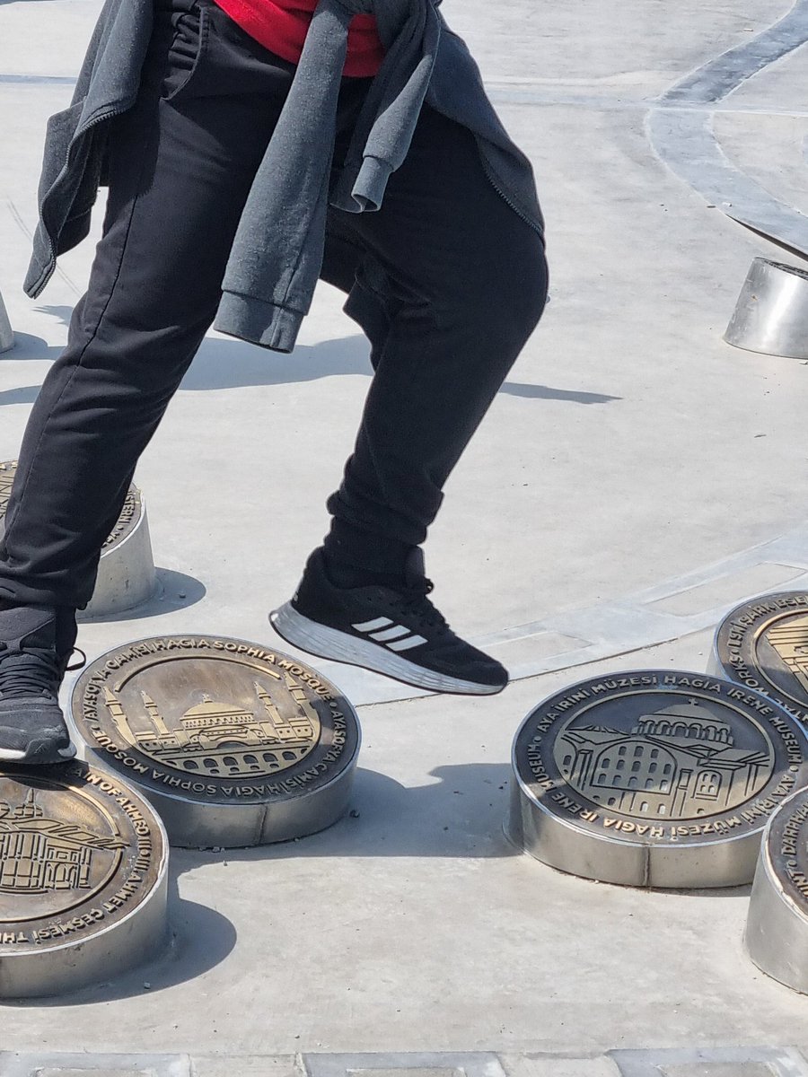 Seccadeye basmak yetmemiş..!

İBB'nin sokaklara yerleştirip çignettigi cami ve kutsal mekan resimleri, bilgisizlikten ise büyük cahillik, bilerek yapiyorsalar büyük düşmanlık..

Bu arada Aya İrini'nin  üstünde normalde Haç motifi yok, resme eklemişler.