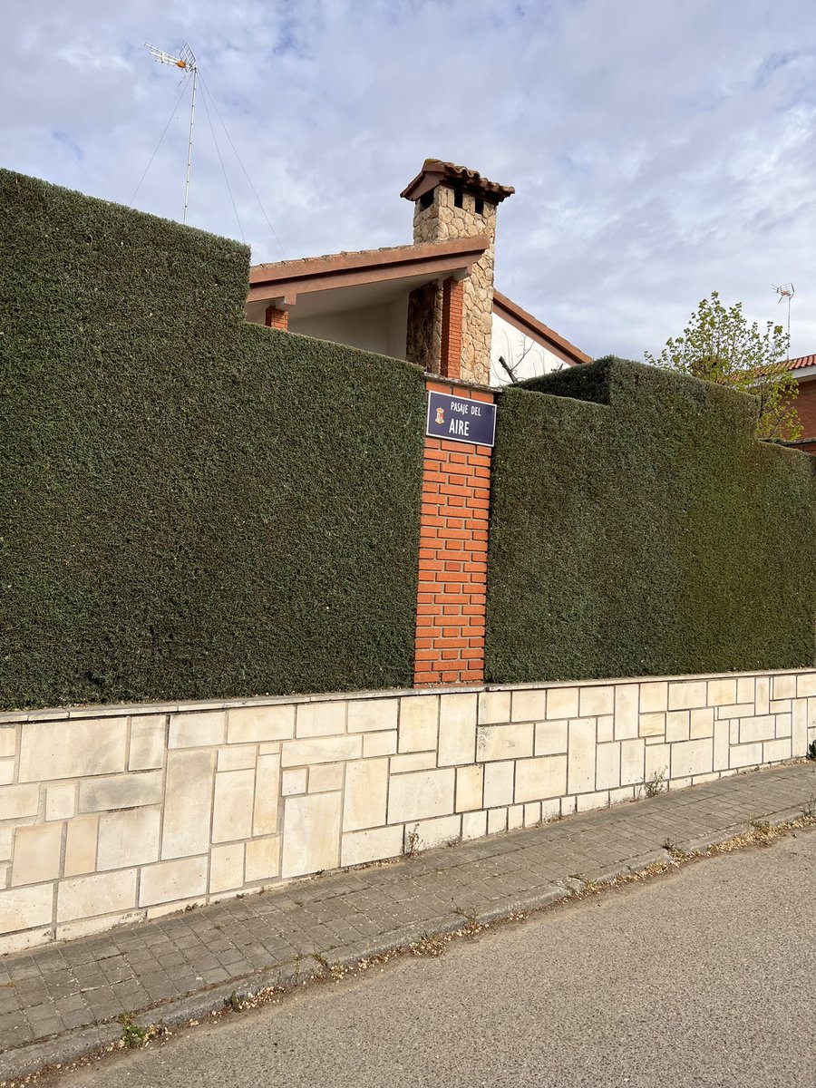 PapaCripto's tweet photo. Lamentable que tengamos este parque nuevo y no se pueda utilizar por falta de las barras horizontales más de 1 año y medio en esta situación @Ayto_Aranjuez @HeraldoAranjuez @Aranjuez_Hoy @pparanjuez https://t.co/fU3AR6h0HS