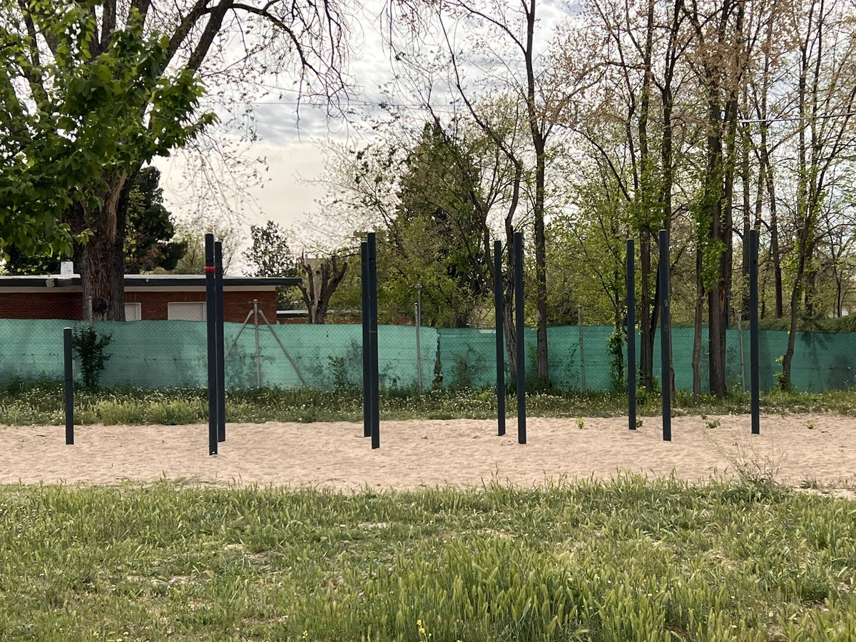 PapaCripto's tweet photo. Lamentable que tengamos este parque nuevo y no se pueda utilizar por falta de las barras horizontales más de 1 año y medio en esta situación @Ayto_Aranjuez @HeraldoAranjuez @Aranjuez_Hoy @pparanjuez https://t.co/fU3AR6h0HS