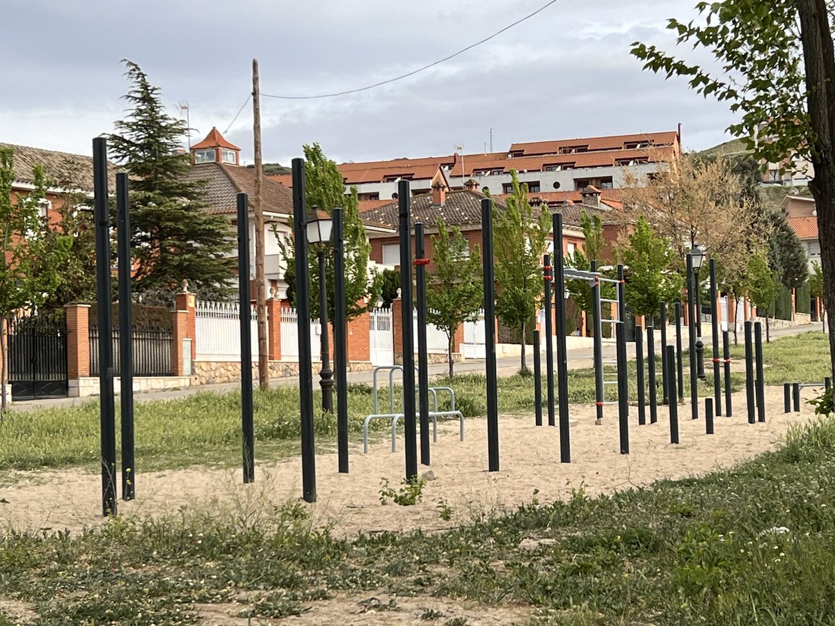 PapaCripto's tweet photo. Lamentable que tengamos este parque nuevo y no se pueda utilizar por falta de las barras horizontales más de 1 año y medio en esta situación @Ayto_Aranjuez @HeraldoAranjuez @Aranjuez_Hoy @pparanjuez https://t.co/fU3AR6h0HS