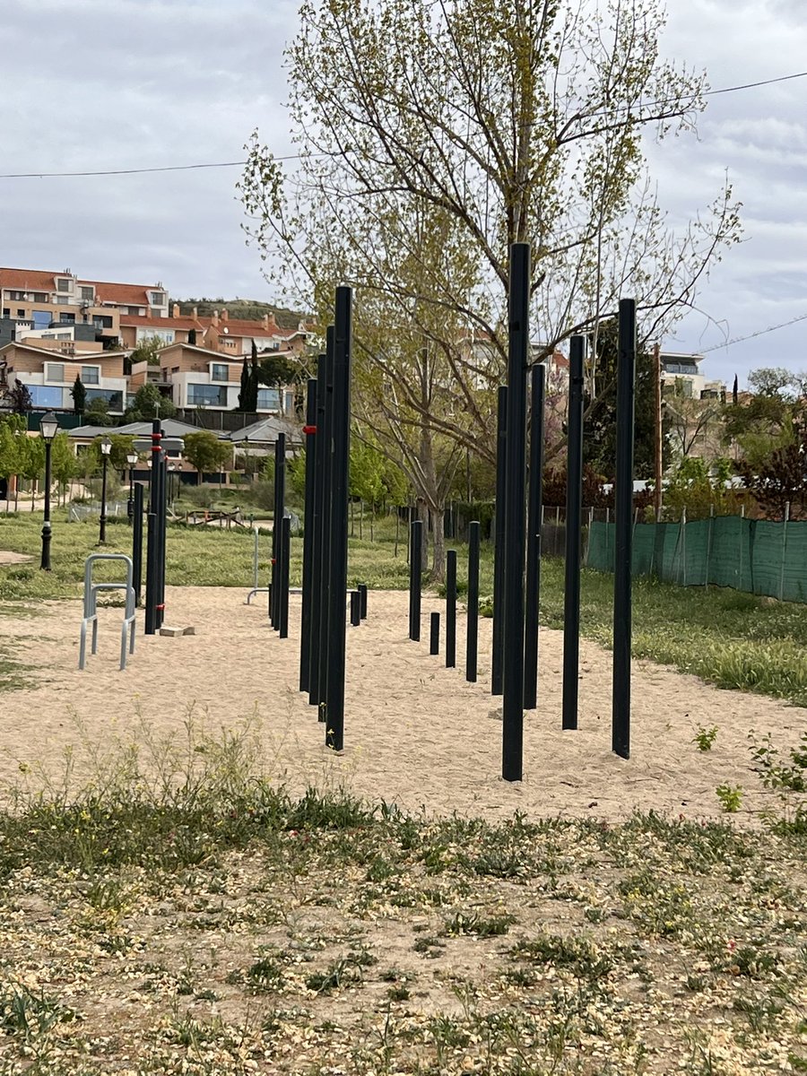 PapaCripto's tweet photo. Lamentable que tengamos este parque nuevo y no se pueda utilizar por falta de las barras horizontales más de 1 año y medio en esta situación @Ayto_Aranjuez @HeraldoAranjuez @Aranjuez_Hoy @pparanjuez https://t.co/fU3AR6h0HS