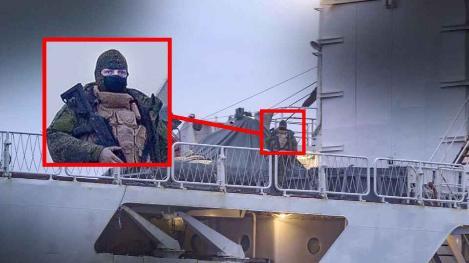 DerAktenfresser's tweet photo. Bewaffneter Posten an Bord des russischen Forschungsschiffs ADMIRAL WLADIMIRSKI im vergangenen November. Die WLADIMIRSKI war mehrfach mit ausgeschaltetem AIS unterwegs, wahrscheinlich um Sabotage an westlichen Offshore-Anlagen vorzubereiten.

https://t.co/yLsKyREkjf https://t.co/P9DdQaYGXF