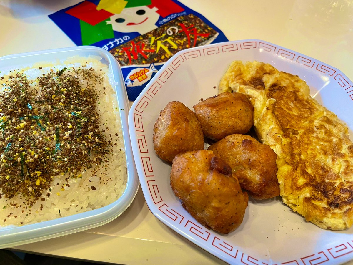 728jaian's tweet photo. お疲れ様です✋

今日は素朴な昼飯🍚
素朴が一番美味いんよな〜
前からハマってる冷凍の特からあげ。

今までの冷凍唐揚げでは一番好き🙋
食べてみて下さい👍

天気悪いですが今日も一日頑張りましょう👊 https://t.co/qkgg5UMZTs