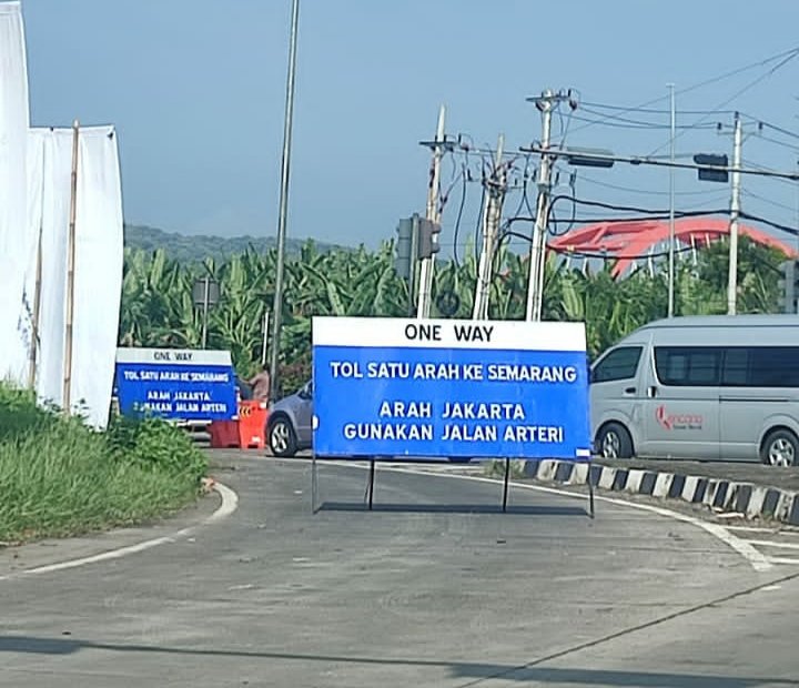 misteraans's tweet photo. Yang mau arah jakarta, tidak bisa lewat tol ya..... @merapi_uncover https://t.co/3xLCBi1mbt