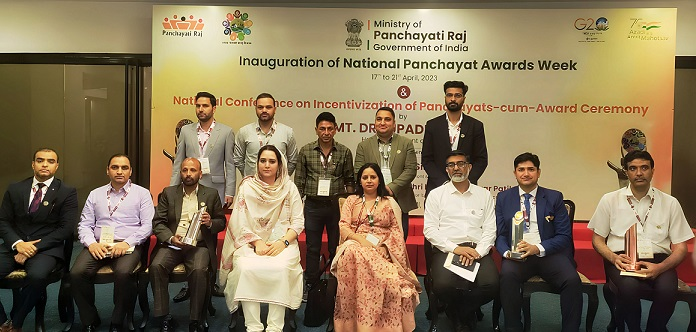 Snowjoy_Kashmir's tweet photo. Fatehpora Panchayat of #Baramulla district in #JammuAndKashmir has been awarded the Deen Dayal Upadhyay Satat Vikas Puraskar National Panchayat #award 2022-23 under the "Women Friendly Panchayat" category during the National Panchayat Awards Week ceremony. #badaltakashmir https://t.co/BDj8ukbrWc