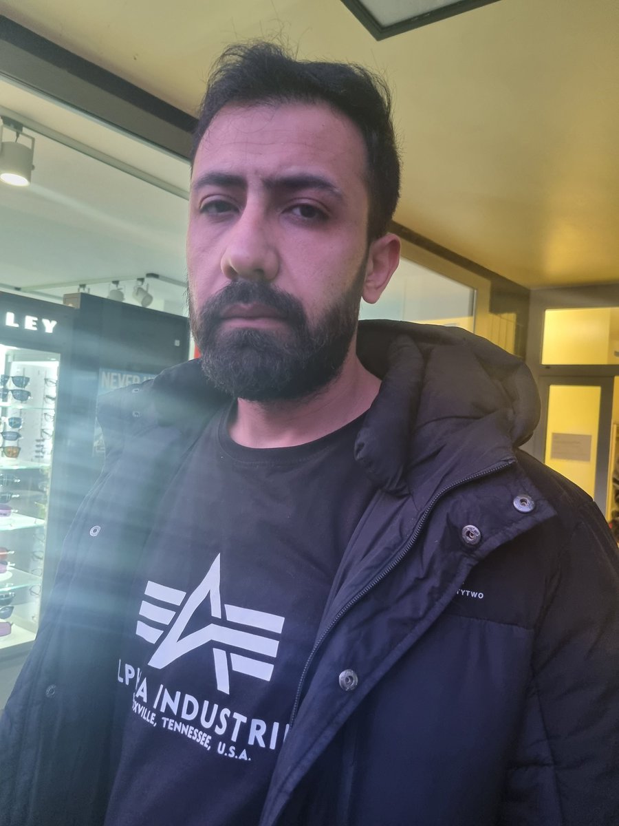 Siyarberxko's tweet photo. +EILMELDUNG+

Den kurdischen Aktivisten Zana Sili aus Kassel droht die Abschiebung in die Türkei. 
Am Mittwoch morgen, 19. April nahmen mehrere Polizist_innen den in der Türkei politisch verfolgten Aktivisten in Kassel fest &amp; transportieren ihn aktuell zum Frankfurter Airport
1/2 https://t.co/0KUWBFKjZj