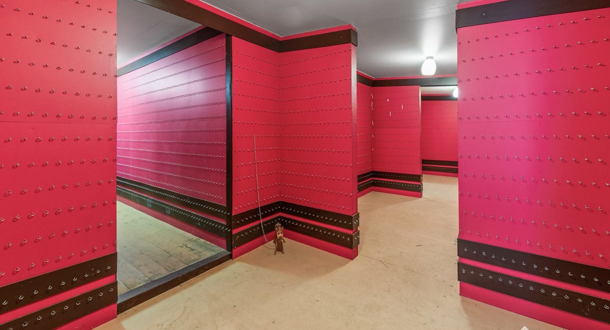 An unassuming house for sale on Melbourne’s southeastern fringe is raising eyebrows with a mystery maze of rooms with thousands of hooks.

realestate.com.au/news/koo-wee-r…