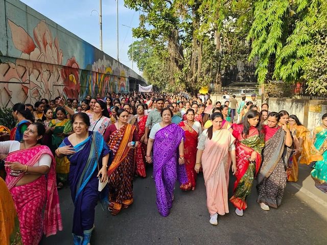 Surat, Sarees & Women- these three words when read together create an aura of positivity & we're reminded about Surat's rich textile history & skilled artisans.

Surat Saree Walkathon was one such event that made me walk down a memory lane about the Indian textile industry. 

1/7