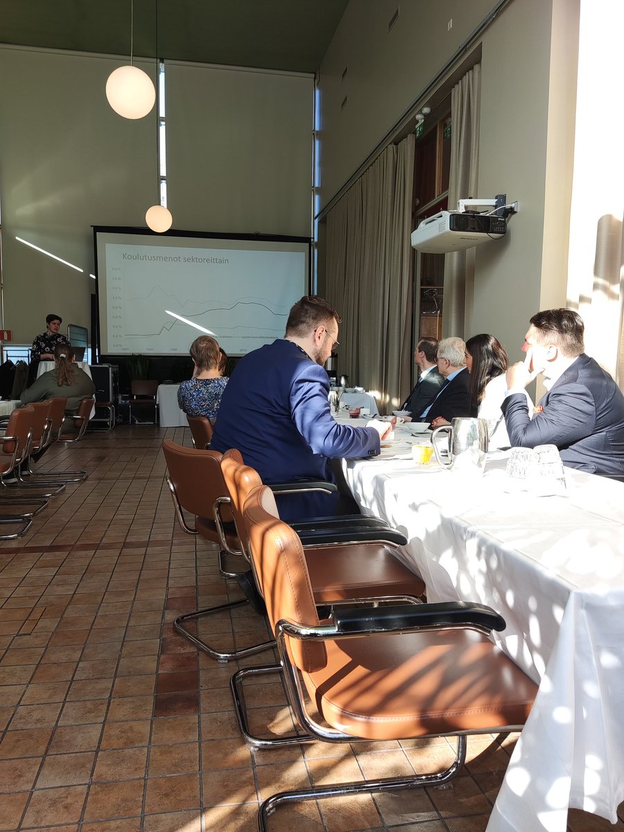 miihkali_h's tweet photo. Päivän alkuun Akavalaisten liittojen tilaisuus Ammattikorkeakouluista. Kollega @SippolaA kertoo rahoituksen näkymistä.
Vahva viesti on, ettei tulevallakaan eduskuntakaudella suurimpiin tavoitteisiin päästä ilman AMKien täysimääräistä hyödyntämistä. https://t.co/bSavkAmZZq