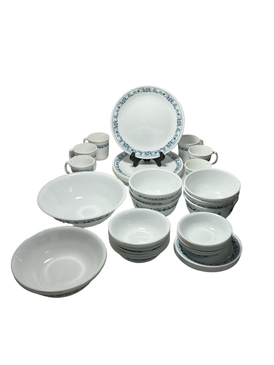 MeowNevada's tweet photo. Excited to share the latest addition to my #etsy shop: Vintage Corelle Old Town Blue - Blue Onion 39 Piece Set by Corning https://t.co/3Au2ToC270 https://t.co/RUbpOd30TA
