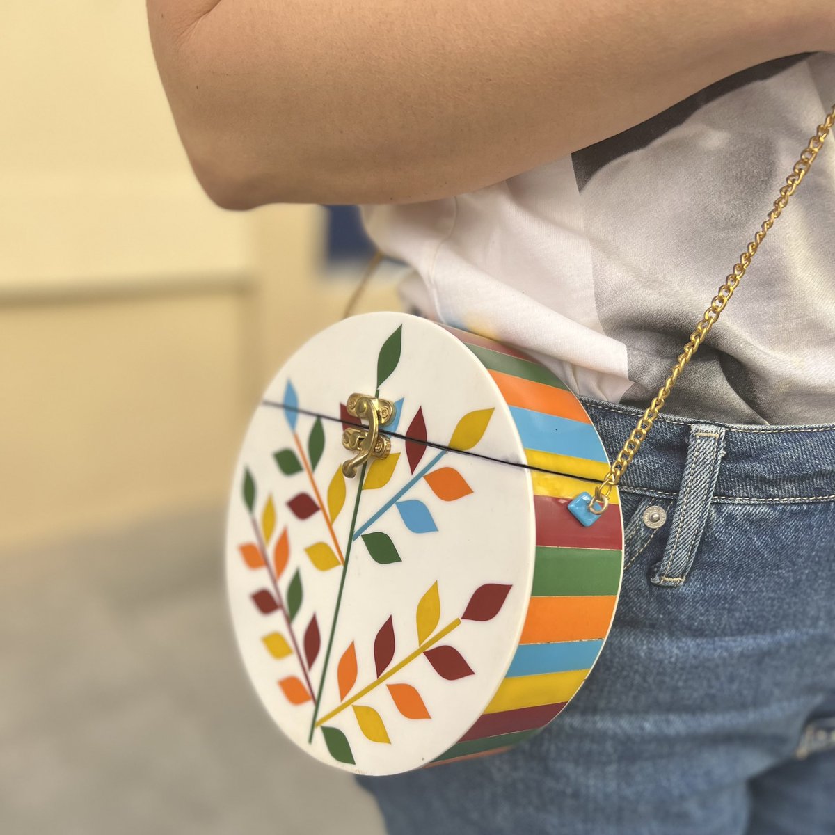 TocadosAirun's tweet photo. Divertido, colorista y fresco 😍😍😍… Así es este maravilloso #bolso caja de nuestra colección #AIRUN365 ❤️❤️❤️
.
.
Se realizan envíos a toda España.
.
.
#airun #airuntocados #tocadosairun #diademas #complementos #airun365 #complementosparatudíaadía
#pendientes #bolso #bag https://t.co/bZC2balp6c