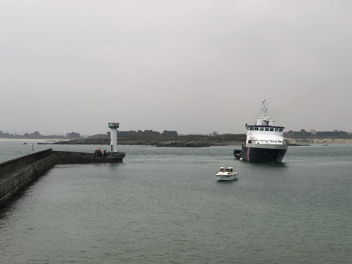 HumbertSara's tweet photo. C’est fait ! Le fût du phare a retrouvé la jetée, après 19 mois d’absence. En revanche, il faudra encore attendre un peu pour la pose de la lanterne, le sommet du phare
@OuestFrance29 https://t.co/yVmo5wSrdM