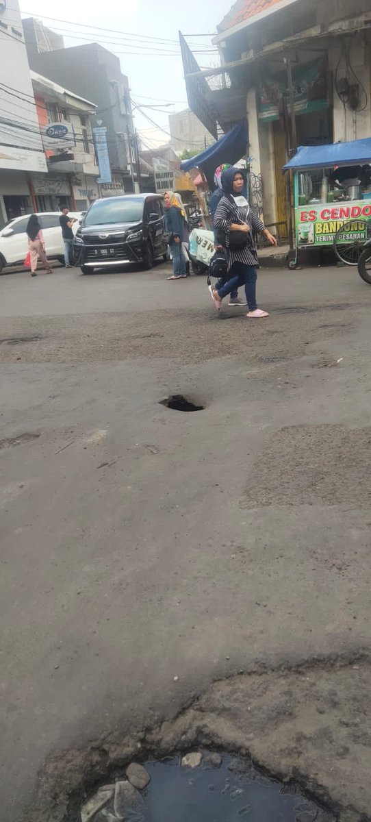 bdgbraga's tweet photo. @PRFMnews Assalamualaikum, siang min. mohon bantuannya meneruskan laporan warga masyarakat ke dinas terkait perihal jln berlubang di Perempatan Jalan Pecinan Lama- https://t.co/xs7dMxmeJO Suniaraja RW 02 Kel Braga. khawatir membahayakan pengguna jalan. Hatur nuhun sebelumnya🙏 https://t.co/m3m75wnMlZ
