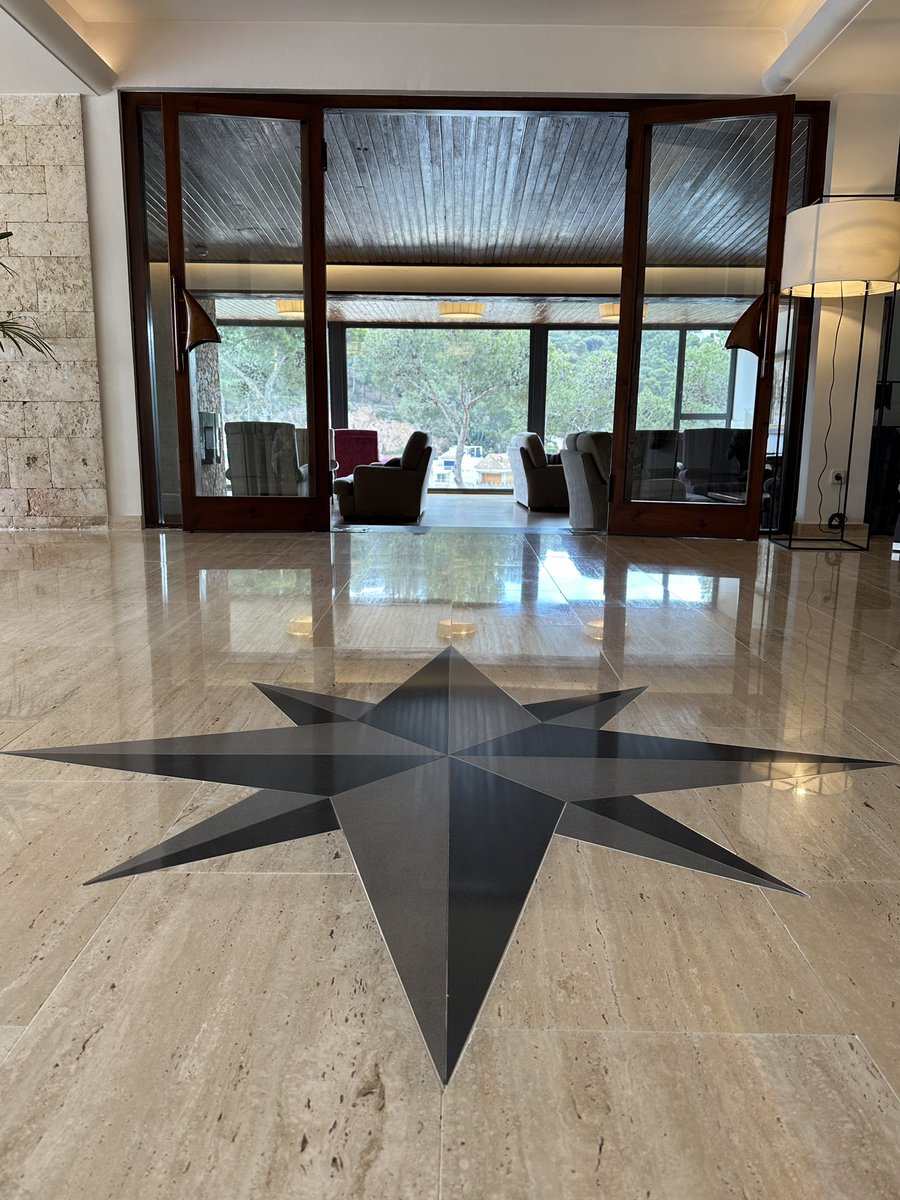 La recepció i les seves vistes al fons 🔝 Bon dia!