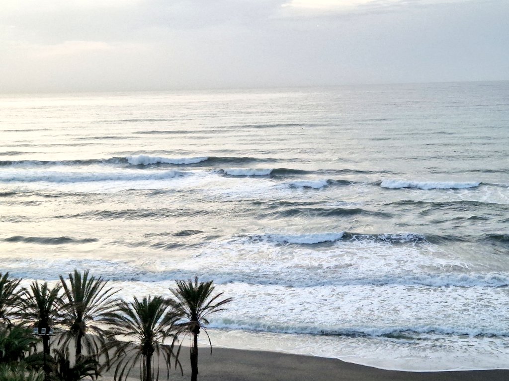 Miércoles bravío de espuma de agua en la arena... Así despierta hoy el paraíso. #Torremolinos un #19DeAbril. 🌴🌊☀️