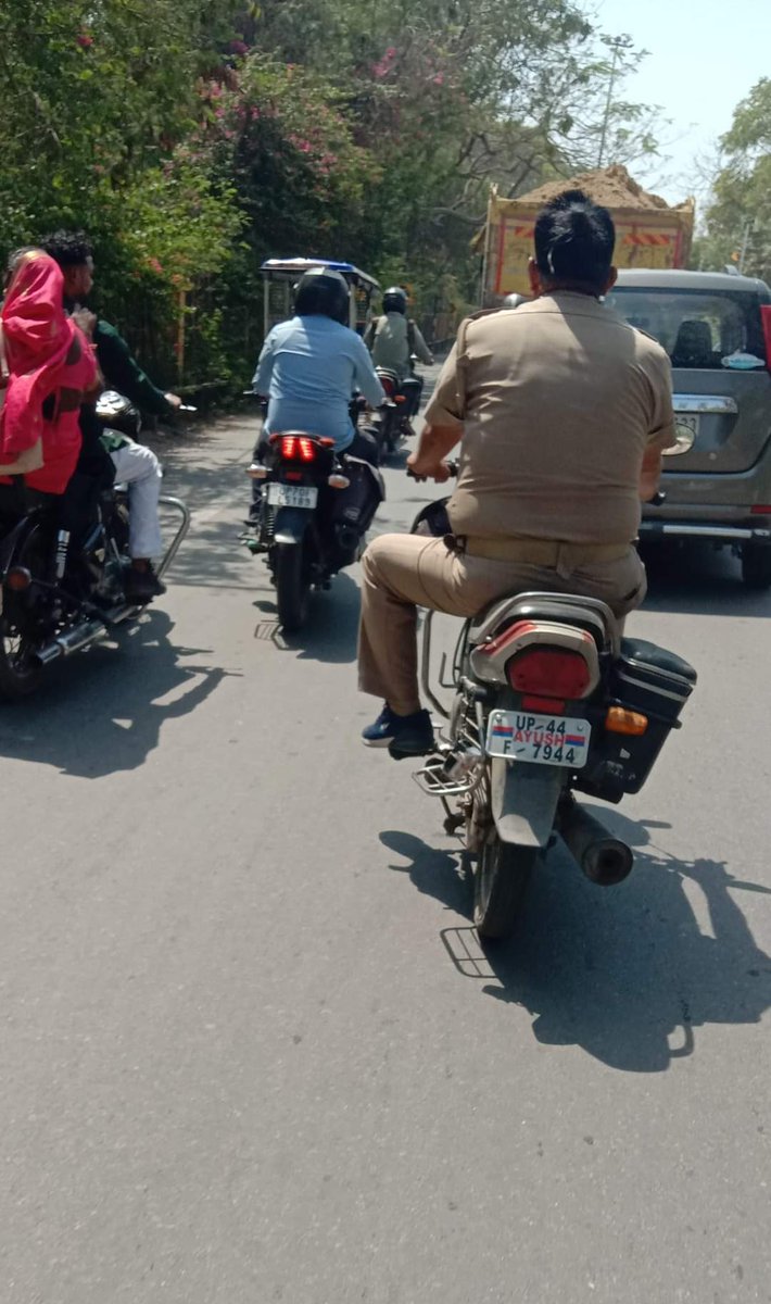 BreakingupIndia's tweet photo. जब आम नागरिक के चलान हो सकते हैं तो इन पुलिस वालों के क्यों नही जो बिना हेलमेट फर्राटा भर रहे हैं @sultanpurpolice  @Uppolice  @uptrafficpolice  @dgpup https://t.co/QcAytykzJD