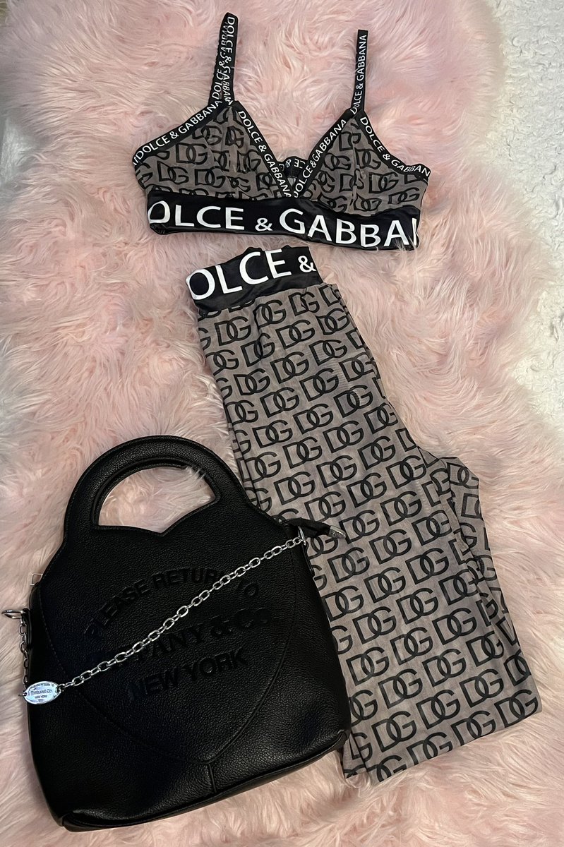 dippedbyari's tweet photo. “D&amp;G Set” $45 
2 Piece Set
Available now sizes S-XL 
https://t.co/zNFxoIkfsY 
#twopieceset #baddie #womensstyle #fashion #style #baddieset 

“T &amp; C Bag” in Black $55 
Available in 8 other colors 💕 https://t.co/ENQD4qbQcj