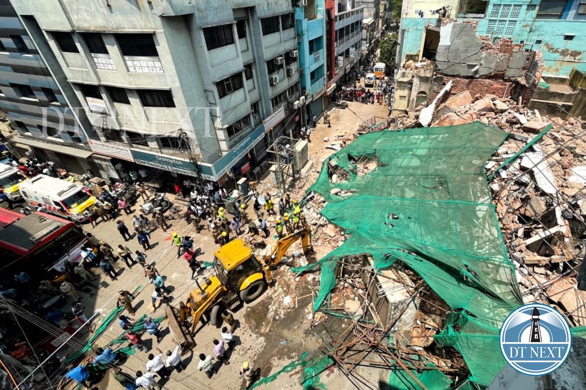 dt_next's tweet photo. A building under renovation at Armenian Street, near #ParrysCorner collapsed on Wednesday morning. At least four persons feared caught under the debris. Rescue operations underway.

📸 @Hemanathan 

NOTE: Thread (1/2)

#BuildingCollapse #buildling #georgetown #accident #Chennai https://t.co/3GO6h2U24S