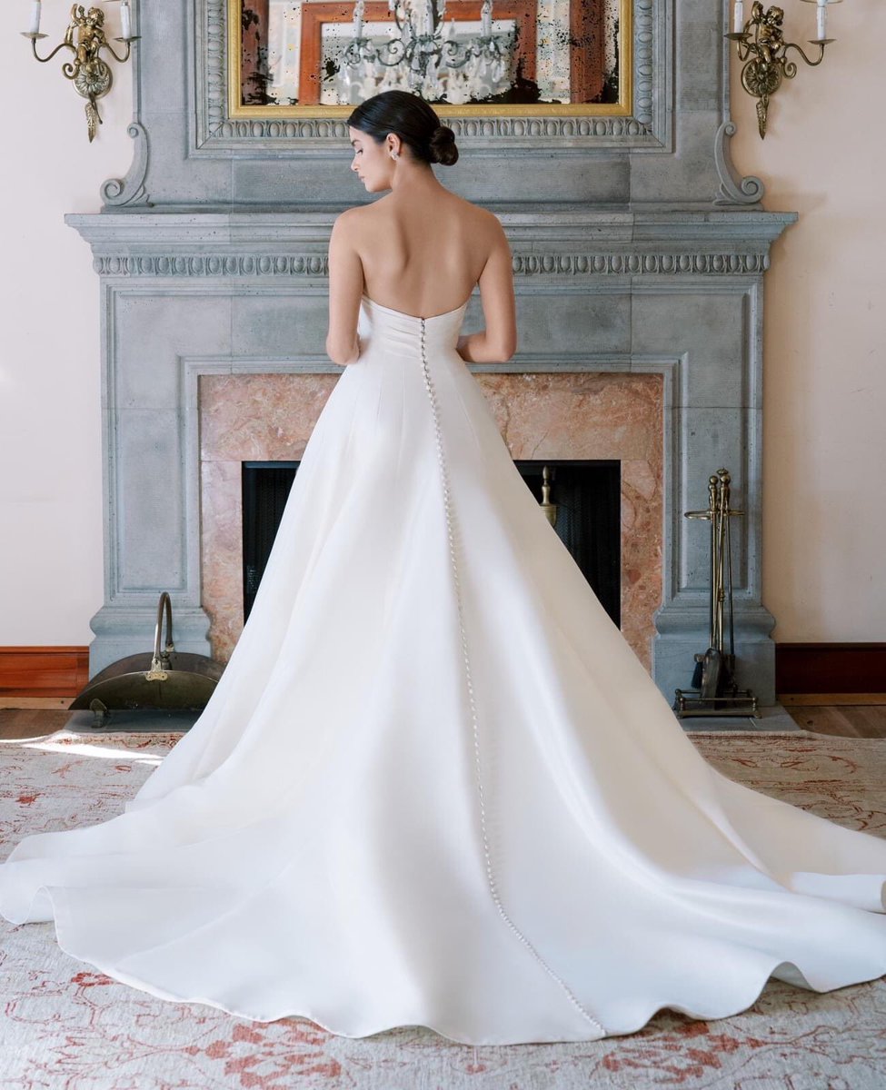 Xiaothao_Hong's tweet photo. This minimalist #AnneBarge wedding dress crafted in kalika featuring a beautiful twisted draped bodice! Pair it with a detachable shawl accented with delicate faux pearls to personalise your bridal look https://t.co/QgO2SU2Nwd https://t.co/26ADVqDQvo