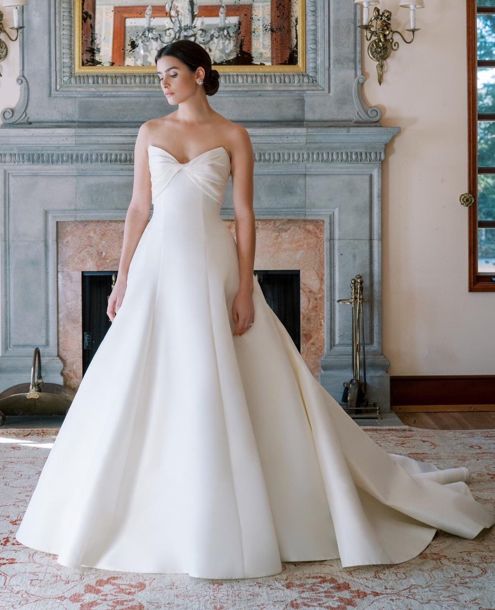 Xiaothao_Hong's tweet photo. This minimalist #AnneBarge wedding dress crafted in kalika featuring a beautiful twisted draped bodice! Pair it with a detachable shawl accented with delicate faux pearls to personalise your bridal look https://t.co/QgO2SU2Nwd https://t.co/26ADVqDQvo