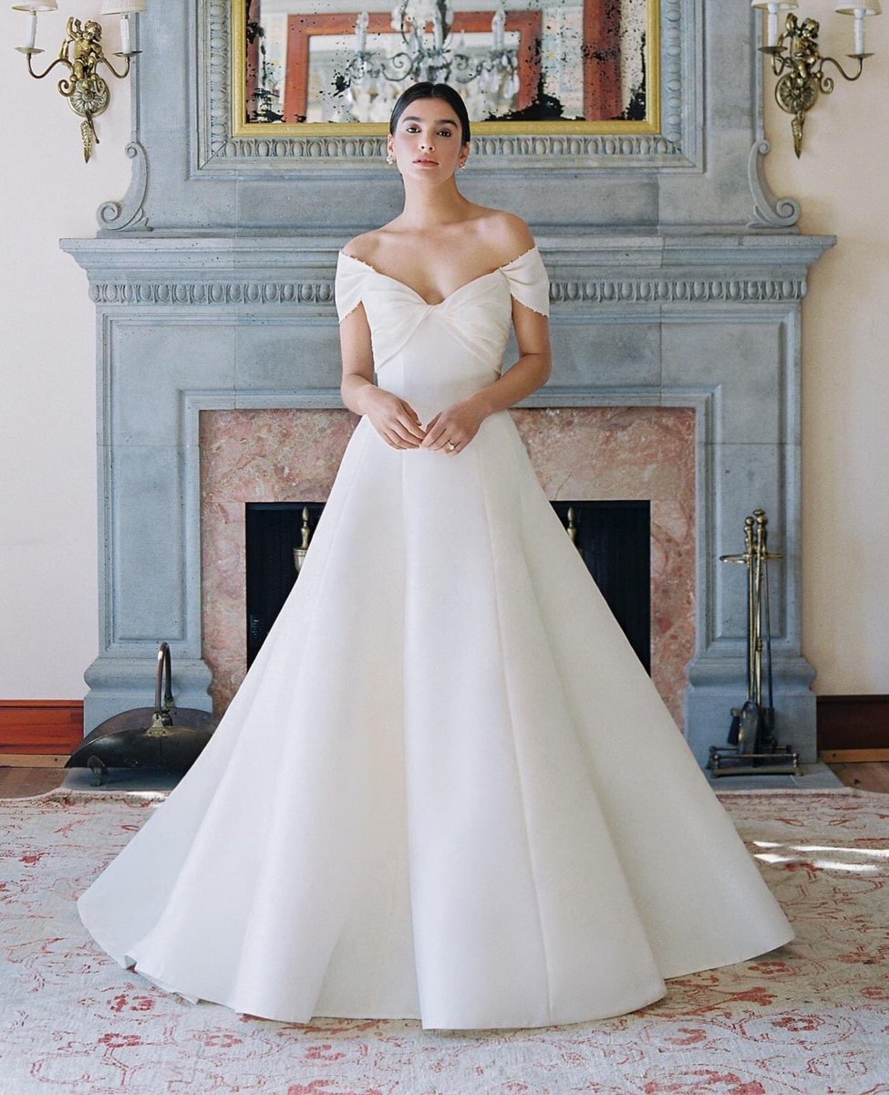Xiaothao_Hong's tweet photo. This minimalist #AnneBarge wedding dress crafted in kalika featuring a beautiful twisted draped bodice! Pair it with a detachable shawl accented with delicate faux pearls to personalise your bridal look https://t.co/QgO2SU2Nwd https://t.co/26ADVqDQvo