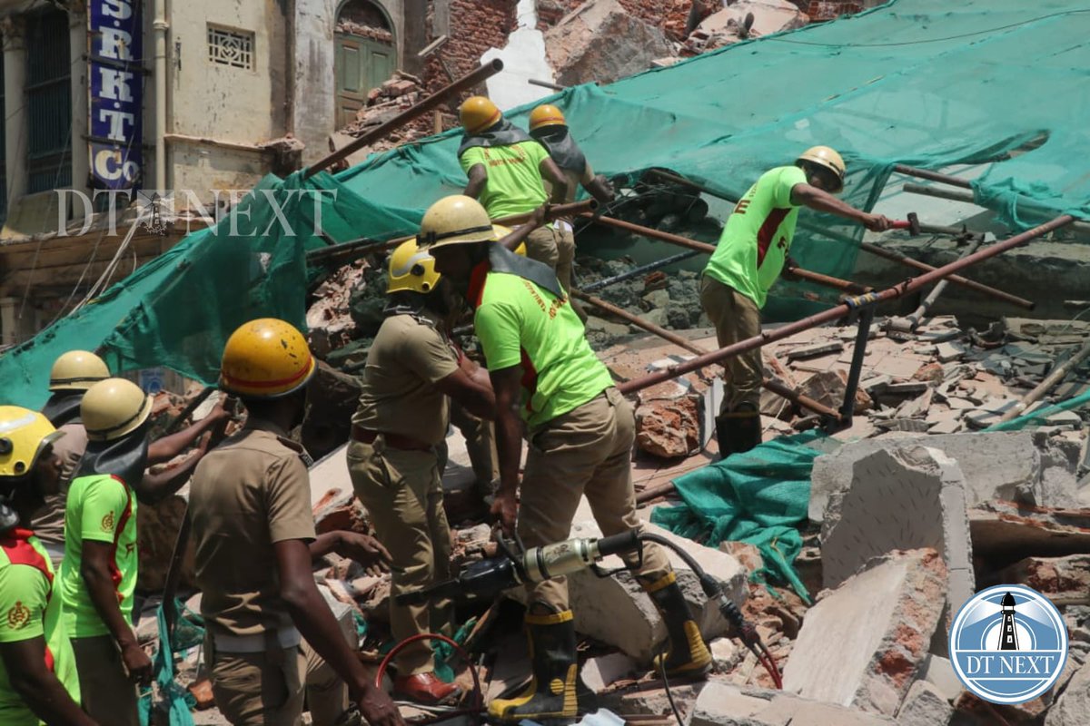 dt_next's tweet photo. A building under renovation at Armenian Street, near #ParrysCorner collapsed on Wednesday morning. At least four persons feared caught under the debris. Rescue operations underway.

📸 @Hemanathan 

NOTE: Thread (1/2)

#BuildingCollapse #buildling #georgetown #accident #Chennai https://t.co/3GO6h2U24S