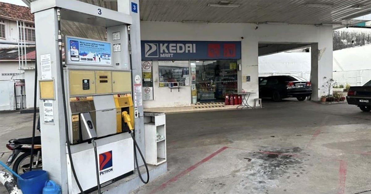 MothershipSG's tweet photo. Student, 24, sets himself on fire at M'sia petrol station after failing law exam 3 times https://t.co/bemkT4PmAg https://t.co/zsr3sI598d