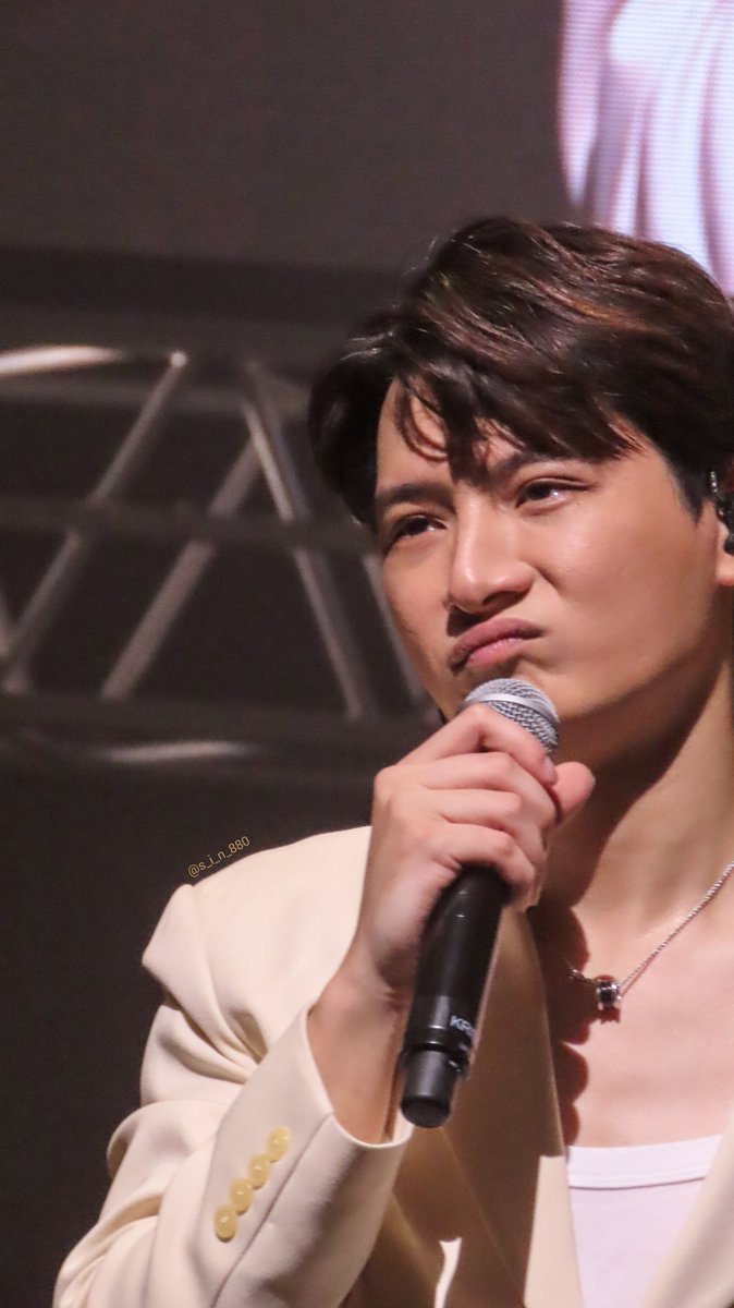s_i_n_880's tweet photo. 27歳成人男子の拗ね顔が5才児かつこんなに可愛いとか意味わかんないですよね?😭💕
歌わせても、ドラムスティック持たせてもあんなにカッコよくて美しいのにね?😱🐢🙄
#KristSoloAsiaTour2023Japan
#KristsoloJP4 https://t.co/mUhCLl93RE