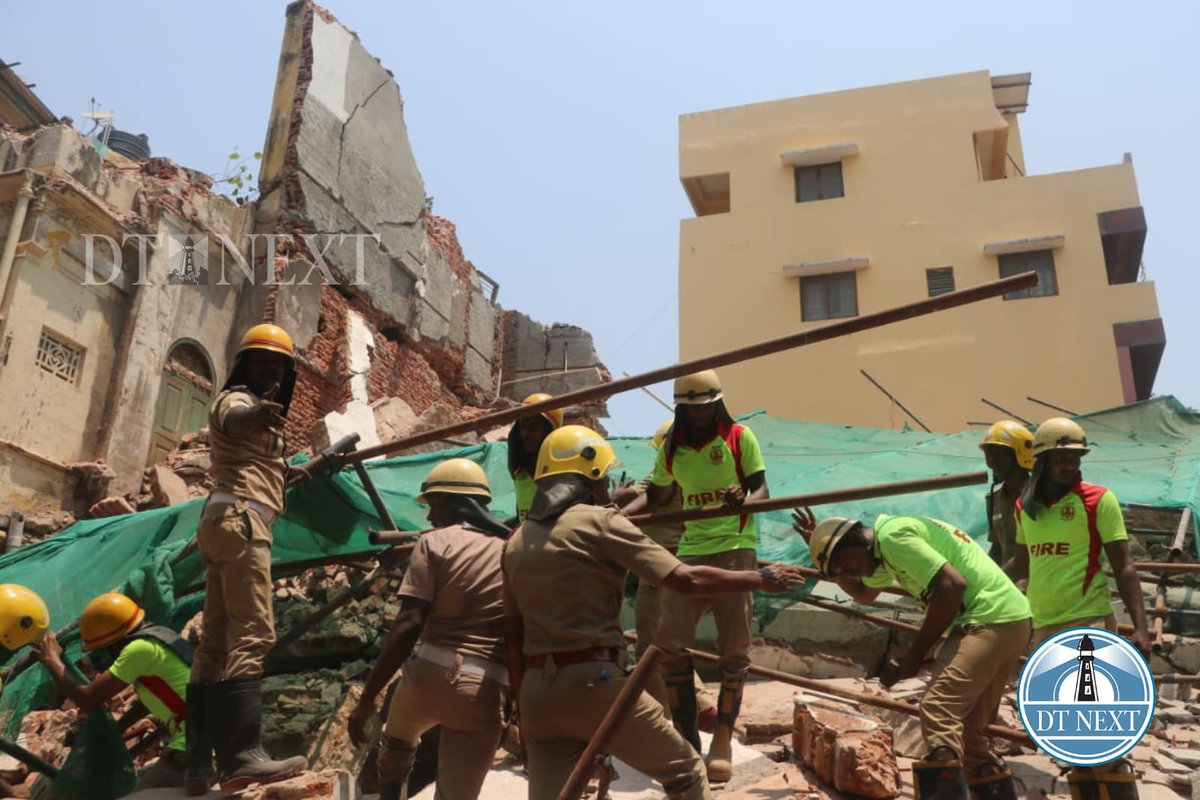 dt_next's tweet photo. A building under renovation at Armenian Street, near #ParrysCorner collapsed on Wednesday morning. At least four persons feared caught under the debris. Rescue operations underway.

📸 @Hemanathan 

NOTE: Thread (1/2)

#BuildingCollapse #buildling #georgetown #accident #Chennai https://t.co/3GO6h2U24S