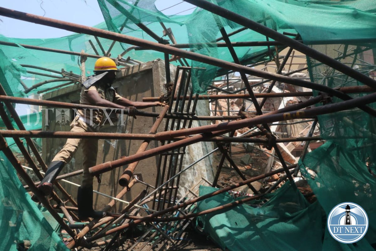 dt_next's tweet photo. A building under renovation at Armenian Street, near #ParrysCorner collapsed on Wednesday morning. At least four persons feared caught under the debris. Rescue operations underway.

📸 @Hemanathan 

NOTE: Thread (1/2)

#BuildingCollapse #buildling #georgetown #accident #Chennai https://t.co/3GO6h2U24S