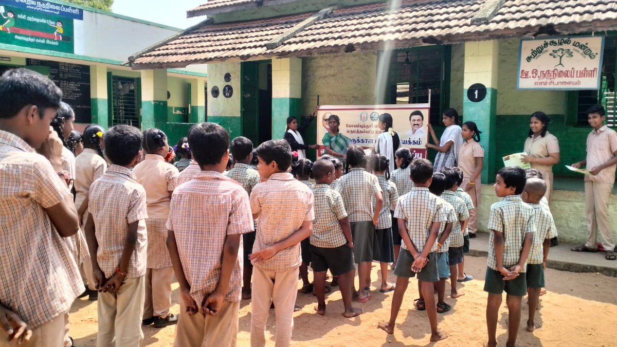kpmmunicipality's tweet photo. Today People's Movement Activity based on source segregation awareness conducted in Panchayat Union Middle School, Elachipalayam https://t.co/erfZ5xh8d2