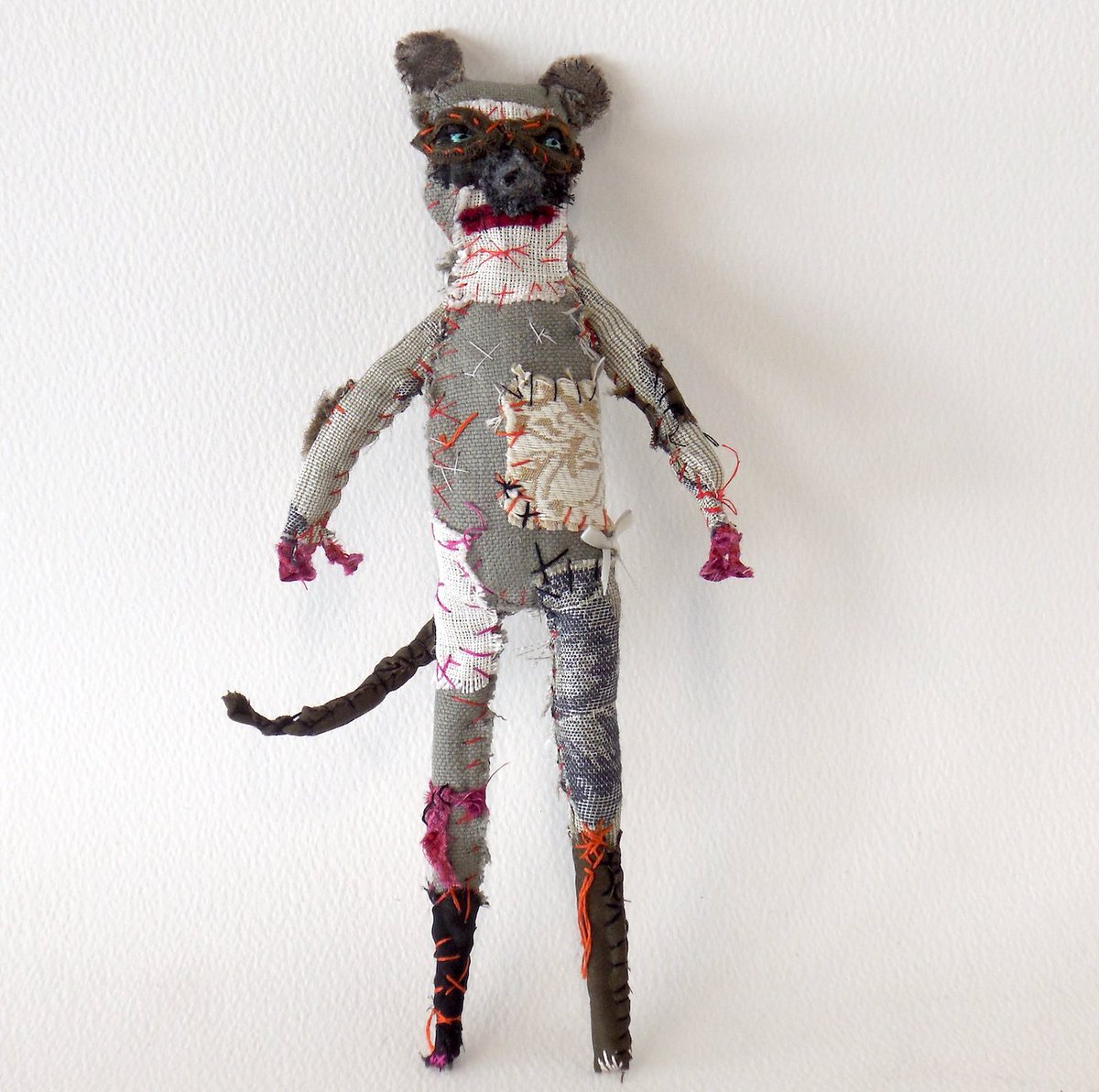 bunnvamp's tweet photo. Mildly malevolent mouse, begoggled.
.
(I’m hanging onto this one for now)
.
#mouse #mice #meece #rodent #grimface #wotyoulookingat #squeak #dontmesswiththemouse #textileart #ccmakers https://t.co/MwWOQmZ6nM