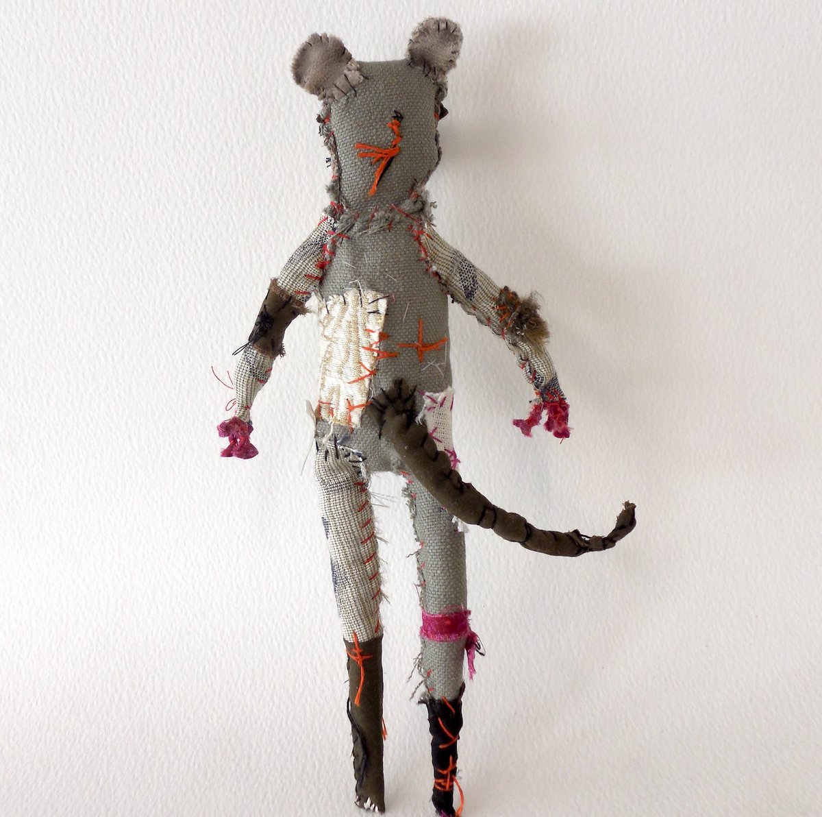 bunnvamp's tweet photo. Mildly malevolent mouse, begoggled.
.
(I’m hanging onto this one for now)
.
#mouse #mice #meece #rodent #grimface #wotyoulookingat #squeak #dontmesswiththemouse #textileart #ccmakers https://t.co/MwWOQmZ6nM