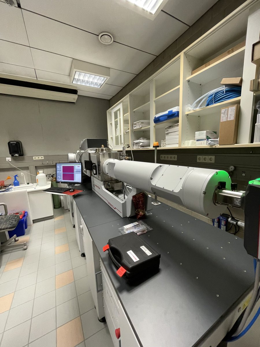 Please welcome in the lab our new member from <a href="/AntonPaar/">Anton Paar</a> ! Now we have a #SAXS instrument ! We will do now get nuclear informations on our sample (powder, nanoparticules, liquid, ribbons). So exciting physic will come <a href="/uni_lu/">uni.lu</a> #scattering #physics #chemistry #science