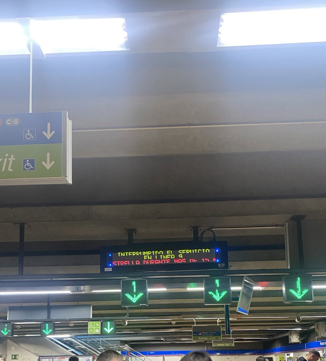 Nuriaga's tweet photo. Todos al Cercanías en Prta de Arganda por las incidencias en L9 del metro para que nos anuncien que el cercanías también va con retraso. Reír por no llorar en días así 🥲 #metromadrid #cercaniasmadrid https://t.co/bYUnjpd3xt