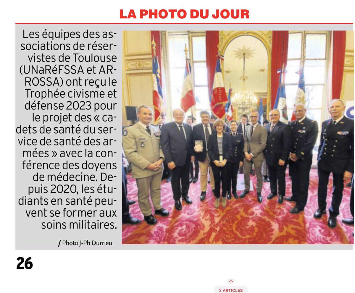 arrossa1's tweet photo. trophée civisme et défense 2023 du CIDAN remis à l’UNaRéFSSA par le président de la commission de La Défense et des armées dans les salons du sénat pour initiative et proposition des « cadets de santé » au SSA et à la conférence des doyens de médecine. https://t.co/g5kElG8hvt