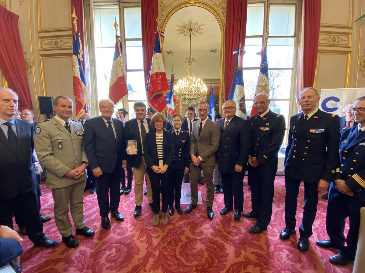 u_fssa's tweet photo. trophée civisme et défense 2023 du CIDAN remis à l’UNaRéFSSA par le président de la commission de La Défense et des armées dans les salons du sénat pour initiative et proposition des « cadets de santé » au SSA et à la conférence des doyens de médecine. https://t.co/Qv0TpPYwGH