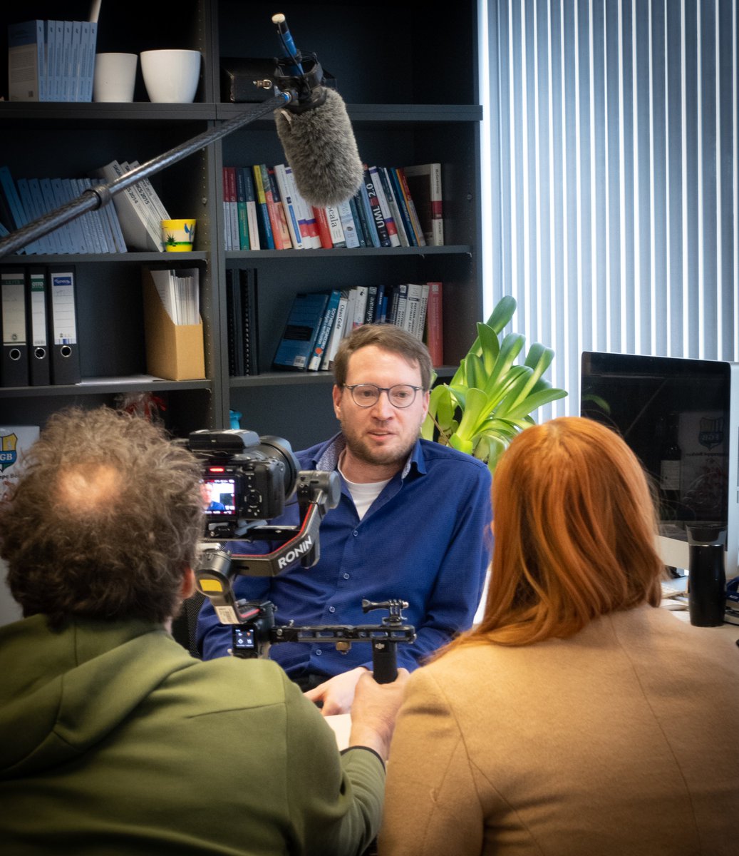 Im Gespräch zu #ChatGPT: <a href="/snowballUniS/">Steffen Becker</a> mit Natalie Meyer und einem Aufnahmeteam vom SWR Fernsehen. Der komplette Beitrag mit Prof. Steffen Becker und Lisa Schöllhammer von der <a href="/Uni_Stuttgart/">Uni Stuttgart</a> läuft morgen, Donnerstag, ab 20:15 bei "Zur Sache Baden-Württemberg" cc:<a href="/SWRpresse/">SWR</a>