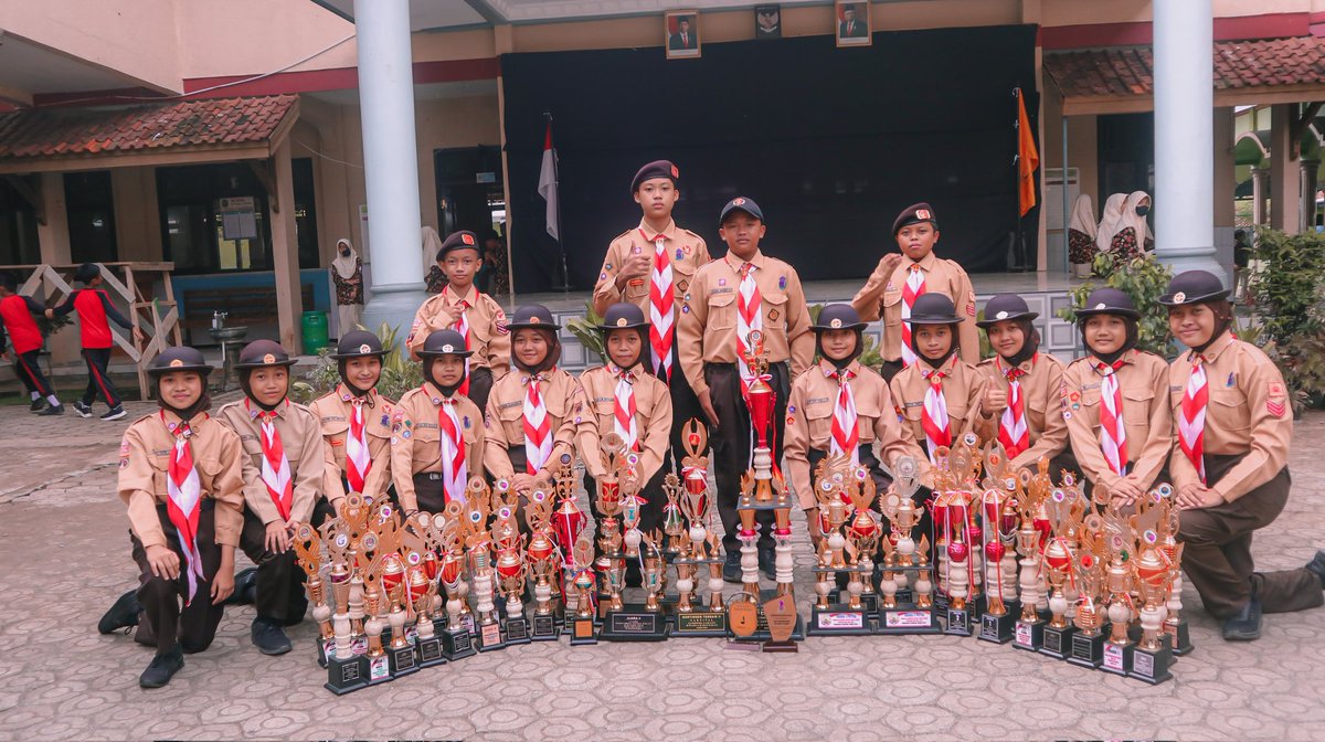 gapessa's tweet photo. Potret kebersamaan Dewan Penggalang Gapessa setelah unjuk ketrampilan dalam MPLS 2022.
#gapessa
#pramukajateng https://t.co/Zvsvr7ST3M