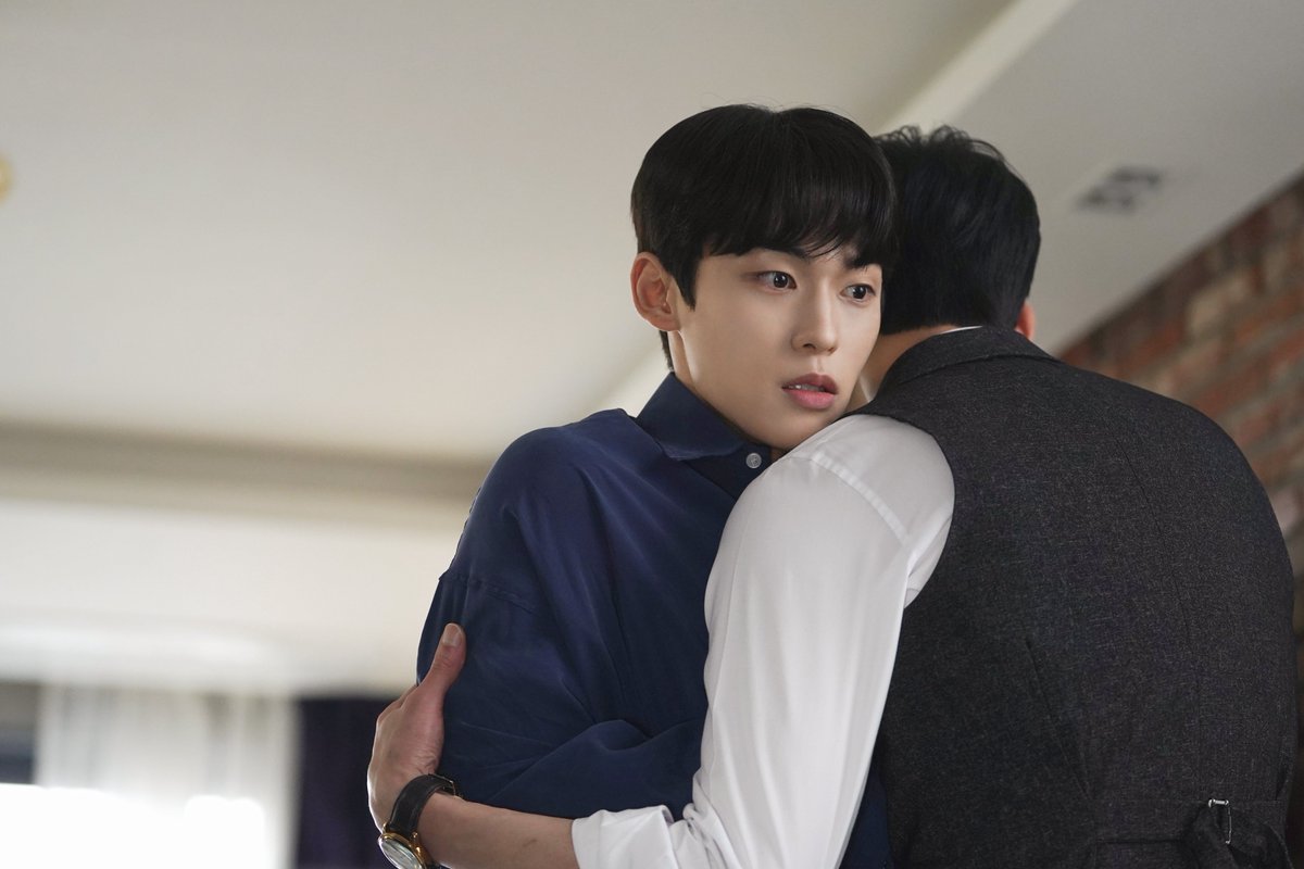 KENAZ_official's tweet photo. 우리 다시 만나기를 바라며
여기서 포옹으로 인사드립니다.👋
극장판 까지 사랑해주신
여러분께 진심으로 감사드립니다~🙏
✨#밥이사 시청은 #헤븐리 에서~✨
https://t.co/uv9Ttt2D9d
#밥만잘사주는이상한이사님 #TheDirectorWhoBuysMeDinner #비하인드 #bl #벨드 #blwebseries #KENAZ #케나즈 https://t.co/z0gPLibGPY