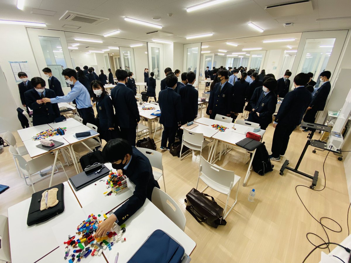 otemon_jh's tweet photo. 高1の探究です。今日は探究紹介Day。理想をレゴを介して語り合い、鑑賞する。人間らしいことやってる！
#追手門学院高等学校　#探究　#レゴ https://t.co/79X1nJhBJa
